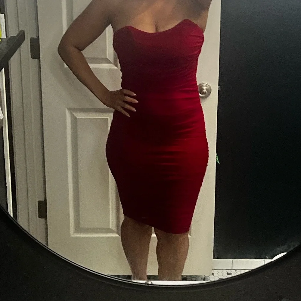 RED STRAPLESS DRESS - Picture 4 of 4